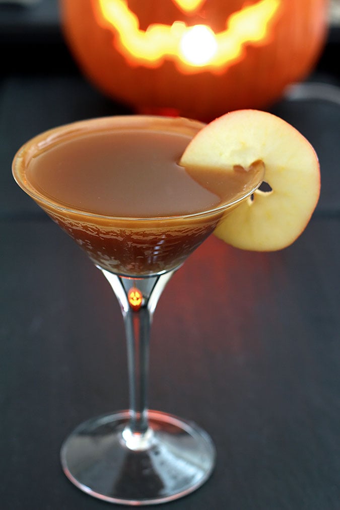 Caramel Apple Cider Cocktail with Apple Slice Garnish