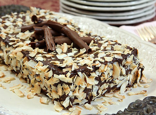 Triple-Layer Chocolate Macaroon Cake from @everydayum